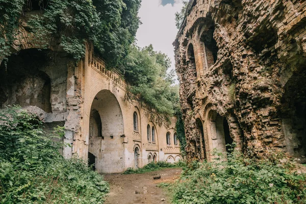 Eski fort tuğla müstahkem kale savaşları ve doğa tarafından yok bina