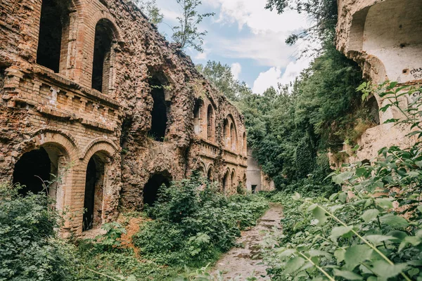 Eski fort tuğla müstahkem kale savaşları ve doğa tarafından yok bina