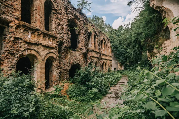 Eski fort tuğla müstahkem kale savaşları ve doğa tarafından yok bina