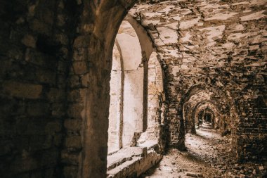 Eski fort tuğla müstahkem kale savaşları ve doğa tarafından yok bina