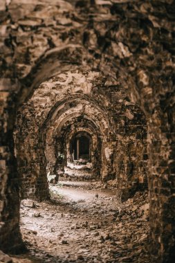 Eski fort tuğla müstahkem kale savaşları ve doğa tarafından yok bina