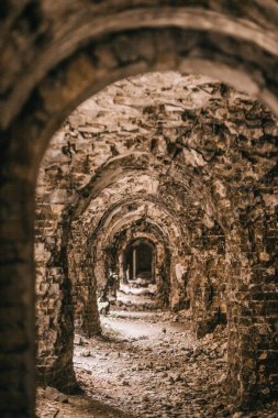 Eski fort tuğla müstahkem kale savaşları ve doğa tarafından yok bina
