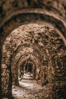 Eski fort tuğla müstahkem kale savaşları ve doğa tarafından yok bina