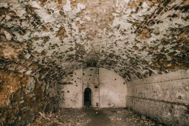 Eski fort tuğla müstahkem kale savaşları ve doğa tarafından yok bina