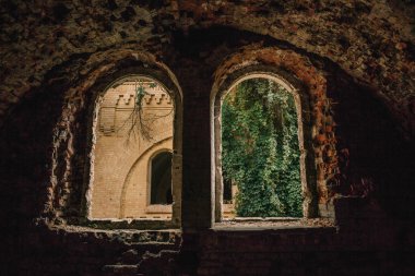 Eski fort tuğla müstahkem kale savaşları ve doğa tarafından yok bina