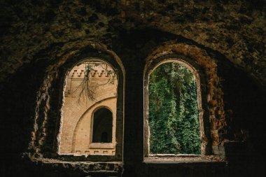 Eski fort tuğla müstahkem kale savaşları ve doğa tarafından yok bina