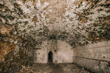 Eski fort tuğla müstahkem kale savaşları ve doğa tarafından yok bina