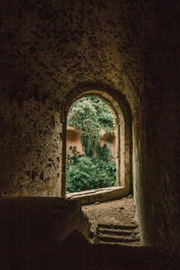 Eski fort tuğla müstahkem kale savaşları ve doğa tarafından yok bina