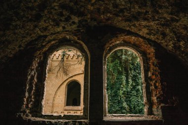 Eski fort tuğla müstahkem kale savaşları ve doğa tarafından yok bina