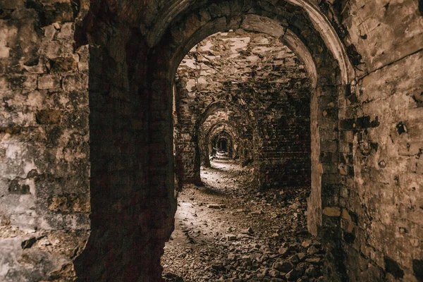 Eski fort tuğla müstahkem kale savaşları ve doğa tarafından yok bina