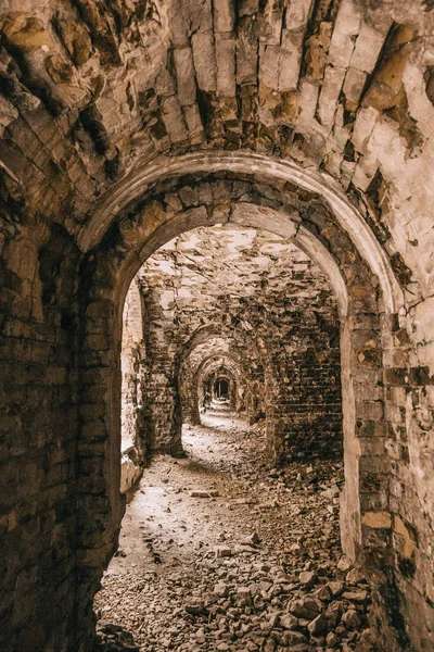 Eski fort tuğla müstahkem kale savaşları ve doğa tarafından yok bina