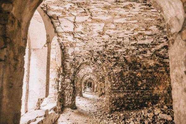 Eski fort tuğla müstahkem kale savaşları ve doğa tarafından yok bina