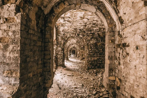 Eski fort tuğla müstahkem kale savaşları ve doğa tarafından yok bina
