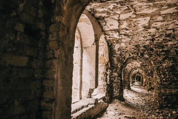 Eski fort tuğla müstahkem kale savaşları ve doğa tarafından yok bina