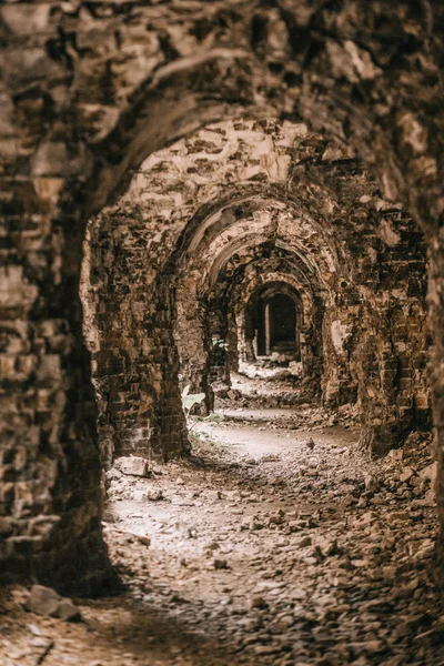 Eski fort tuğla müstahkem kale savaşları ve doğa tarafından yok bina