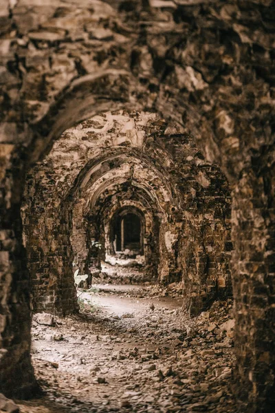 Eski fort tuğla müstahkem kale savaşları ve doğa tarafından yok bina