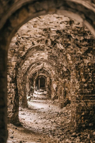 Eski fort tuğla müstahkem kale savaşları ve doğa tarafından yok bina