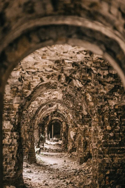 Eski fort tuğla müstahkem kale savaşları ve doğa tarafından yok bina