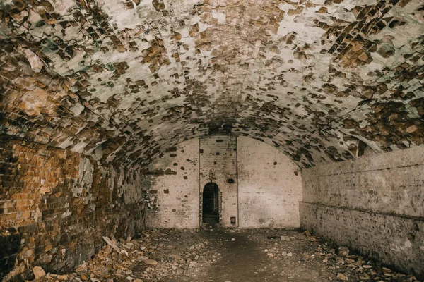 Eski fort tuğla müstahkem kale savaşları ve doğa tarafından yok bina