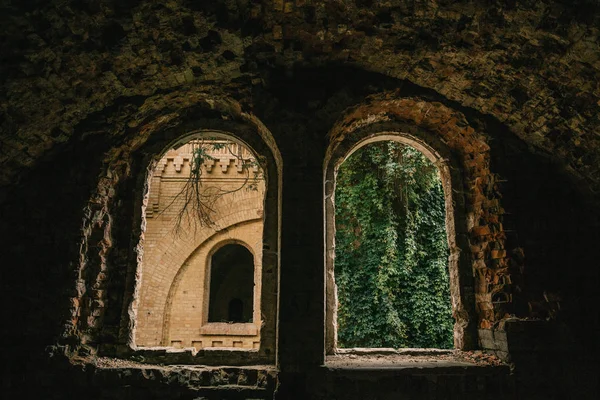 Eski fort tuğla müstahkem kale savaşları ve doğa tarafından yok bina