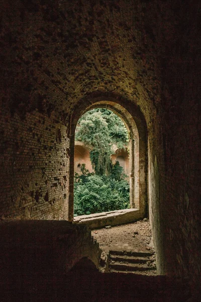 Eski fort tuğla müstahkem kale savaşları ve doğa tarafından yok bina
