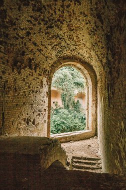 Eski fort tuğla müstahkem kale savaşları ve doğa tarafından yok bina