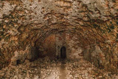 Eski fort tuğla müstahkem kale savaşları ve doğa tarafından yok bina