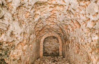Eski fort tuğla müstahkem kale savaşları ve doğa tarafından yok bina
