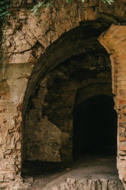 Eski fort tuğla müstahkem kale savaşları ve doğa tarafından yok bina