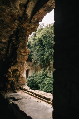 Eski fort tuğla müstahkem kale savaşları ve doğa tarafından yok bina