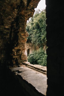 Eski fort tuğla müstahkem kale savaşları ve doğa tarafından yok bina