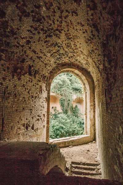 Eski fort tuğla müstahkem kale savaşları ve doğa tarafından yok bina