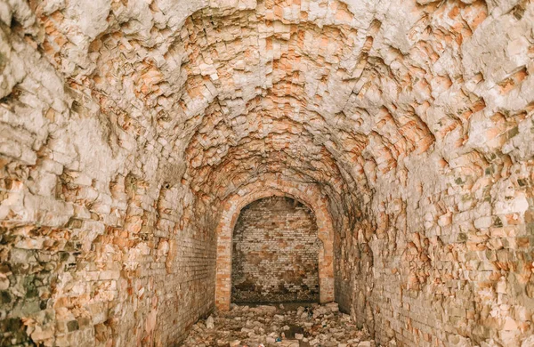 Eski fort tuğla müstahkem kale savaşları ve doğa tarafından yok bina