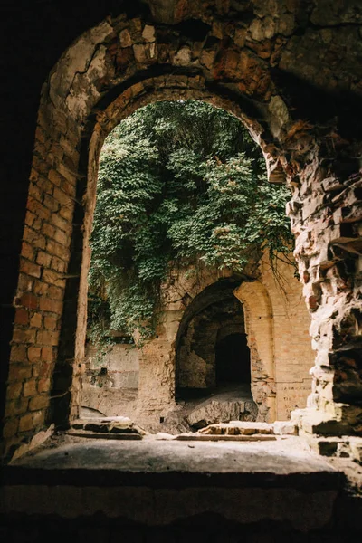 Eski fort tuğla müstahkem kale savaşları ve doğa tarafından yok bina