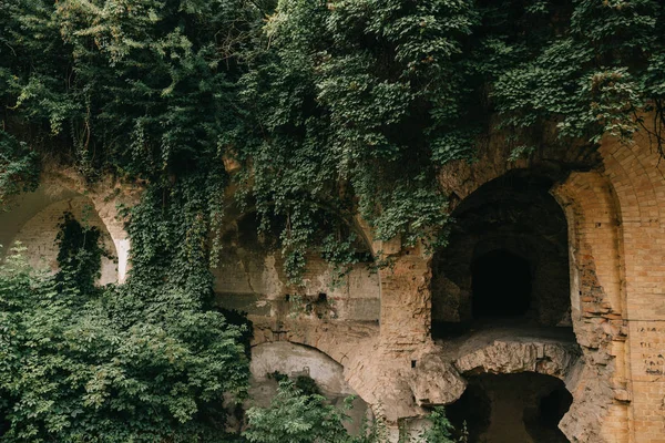 Eski fort tuğla müstahkem kale savaşları ve doğa tarafından yok bina