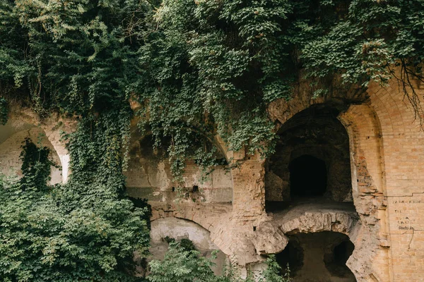 Eski fort tuğla müstahkem kale savaşları ve doğa tarafından yok bina