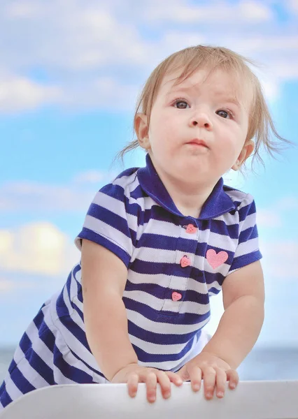 Маленькая Девочка Шезлонг Полосатое Платье Против Неба — стоковое фото