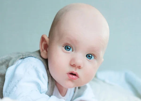 Dziecko Duże Niebieskie Oczy Jest Ubrany Kamizelkę Opiera Się Brzuchu — Zdjęcie stockowe