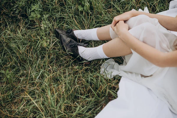 Campesina Sentada Sobre Hierba Vestido Blanco Zapatos Negros — Foto de Stock