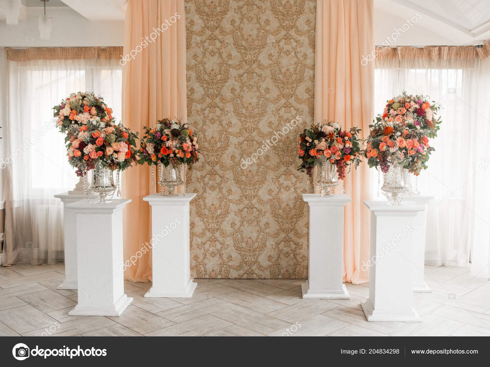 Decoración de bodas en la habitación — Foto de stock © yunafoto #204834298