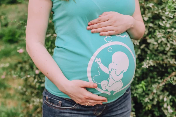 Zwangere Vrouw Een Shirt Met Een Foto Van Een Baby — Stockfoto