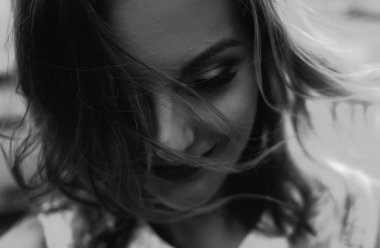 hareket faaliyet dışında bir şehirde saç konusunda bir kızın yüzü duygular