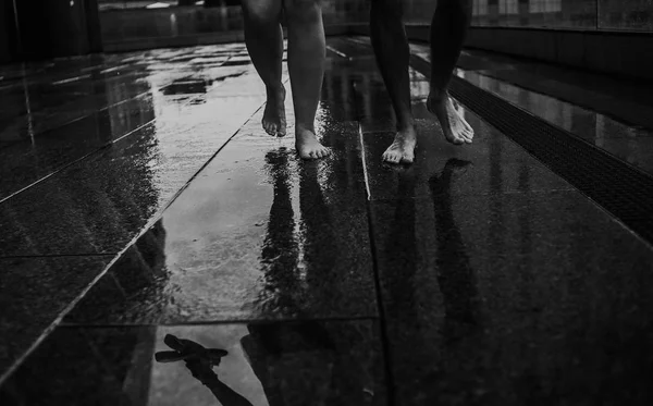 Casal Apaixonado Corre Pisando Depois Chuva Nas Poças Cidade — Fotografia de Stock