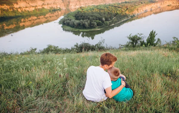 Familjen Turist Vandring Naturen Vid Floden Med Canyons Vilda — Stockfoto