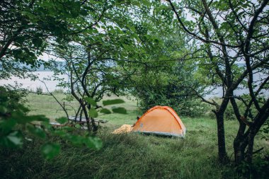 dinlenme ve geceleme vahşi bir nehir bir kanyon ile yakınındaki bir çadırda