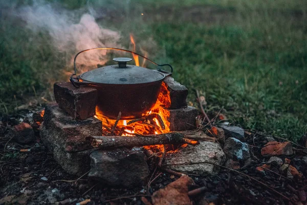 Kochen Von Fisch Und Brei Mit Dekoration Feuer Bei Einem — Stockfoto