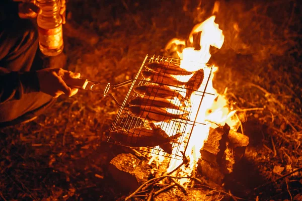 Kochen Von Fisch Und Brei Mit Dekoration Feuer Bei Einem — Stockfoto