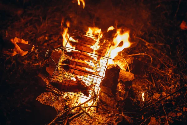 Kochen Von Fisch Und Brei Mit Dekoration Feuer Bei Einem — Stockfoto