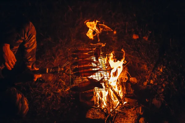 Cocinar Pescado Gachas Con Decoración Fuego Picnic Naturaleza — Foto de Stock