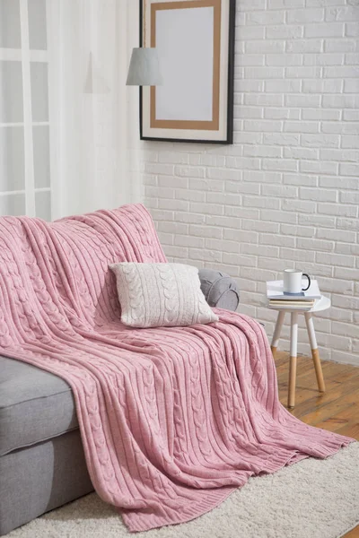 Sofa Mit Rosa Karo Innenraum Der Nähe Des Fensters — Stockfoto